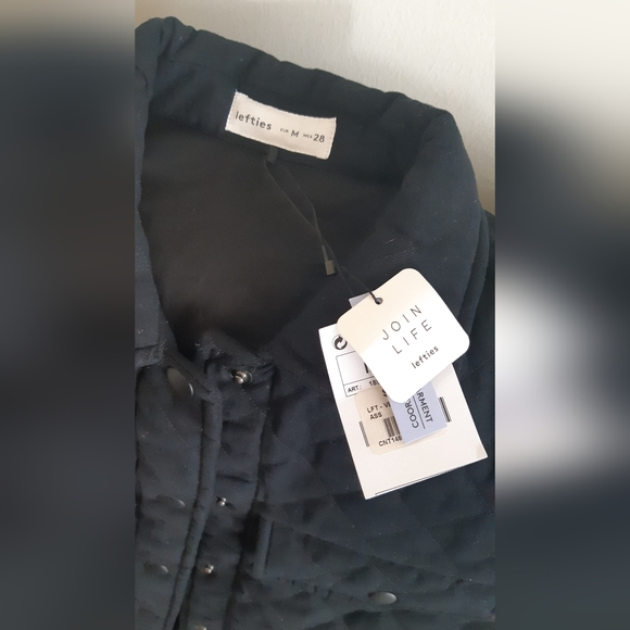 Black vest,so kool and feels so good on.Quilted detail with a boxy fit. - Picture 2 of 5